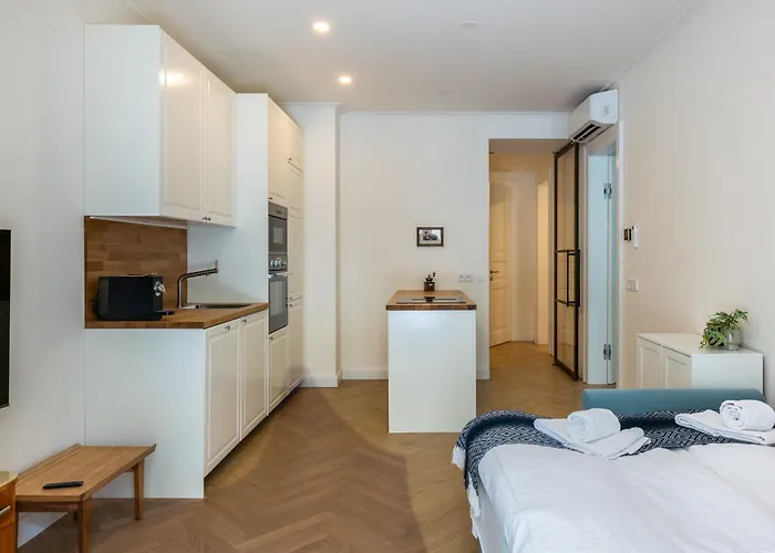 Modern In A Quiet Yet Location شقة