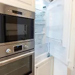 Modern In A Quiet Yet Location 公寓 *