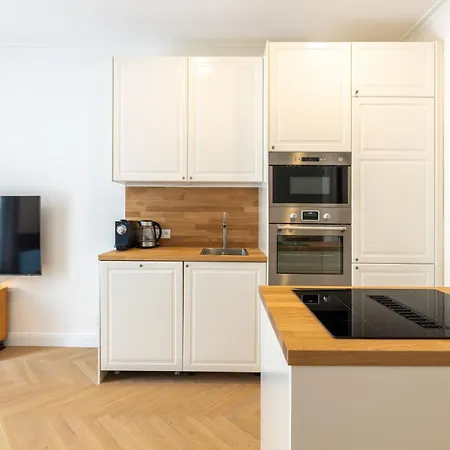 Modern In A Quiet Yet Location *
