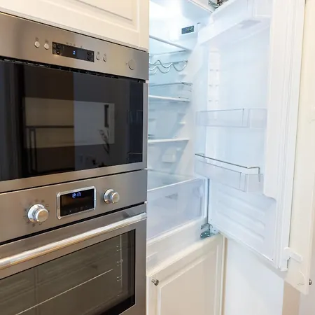 Modern In A Quiet Yet Location Apartment *